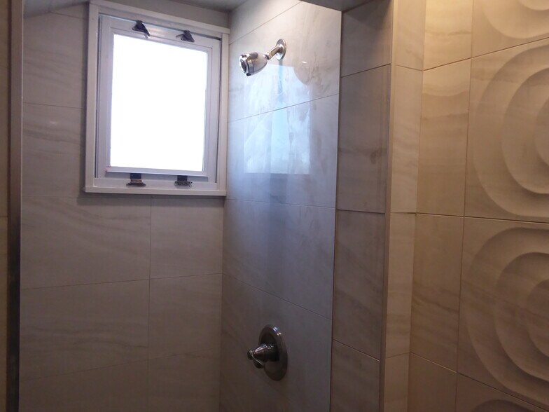 More Photos Of 122 Forest Ave, Glen Cove Freestanding For Lease