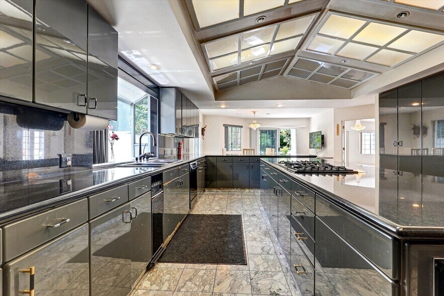 More Photos Of 4623 Hayvenhurst Ave, Encino Apartments For Sale