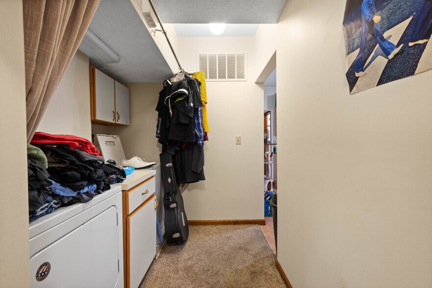 More Photos Of 700 5th Ave, Coraopolis Showroom For Sale