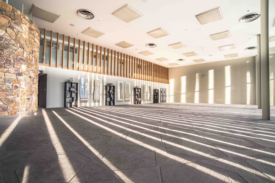 More Photos Of 383 S Palm Canyon Dr, Palm Springs Storefront Retail Office For Lease