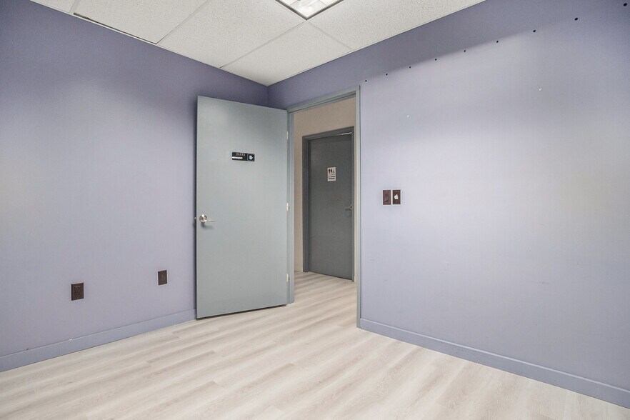 More Photos Of 5075 Leetsdale Dr, Denver Unknown For Lease
