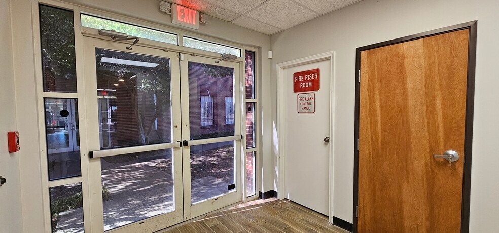 More Photos Of 3445 Highland Rd, Dallas Office For Sale