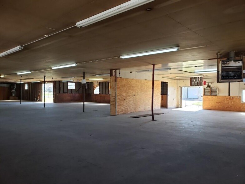 More Photos Of 185 S Titus St, Giddings Freestanding For Sale