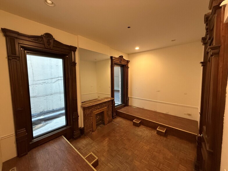 More Photos Of 16 W Ontario St, Chicago Storefront Retail Office For Lease