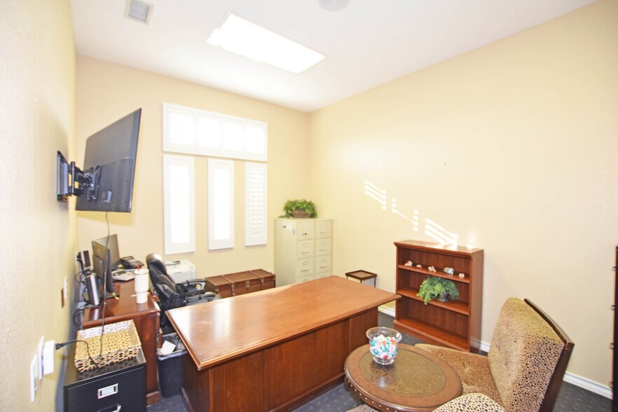 More Photos Of 327 SE Loop 338, Odessa Flex For Lease