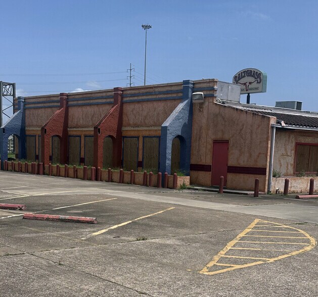 More Photos Of 335 I-10, Beaumont Restaurant For Sale