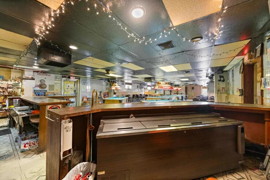 More Photos Of 2106 E 4th Ave, Hutchinson Storefront For Sale