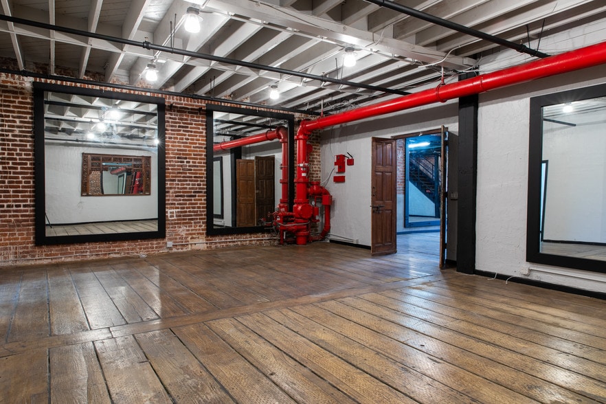 More Photos Of 615 E 61st St, Los Angeles Light Manufacturing For Sale