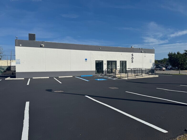 Primary Photo Of 505 NE 125th St, North Miami Medical For Lease