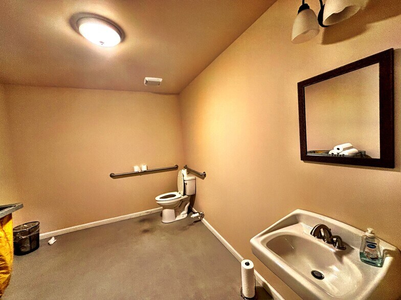 More Photos Of 368 Nike Rd, Jeffersonville Distribution For Sale