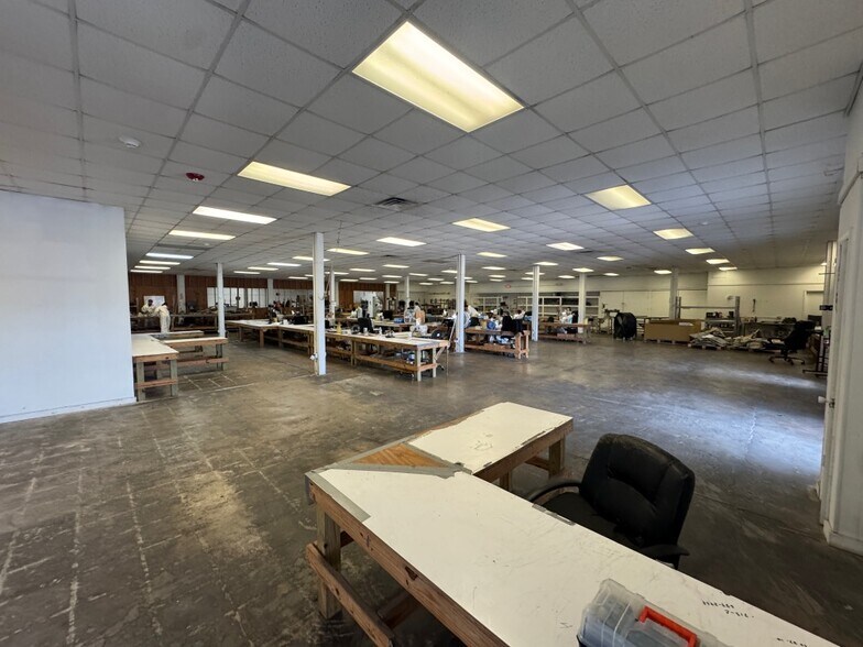 More Photos Of 1050 Detroit Ave, Nederland Distribution For Lease