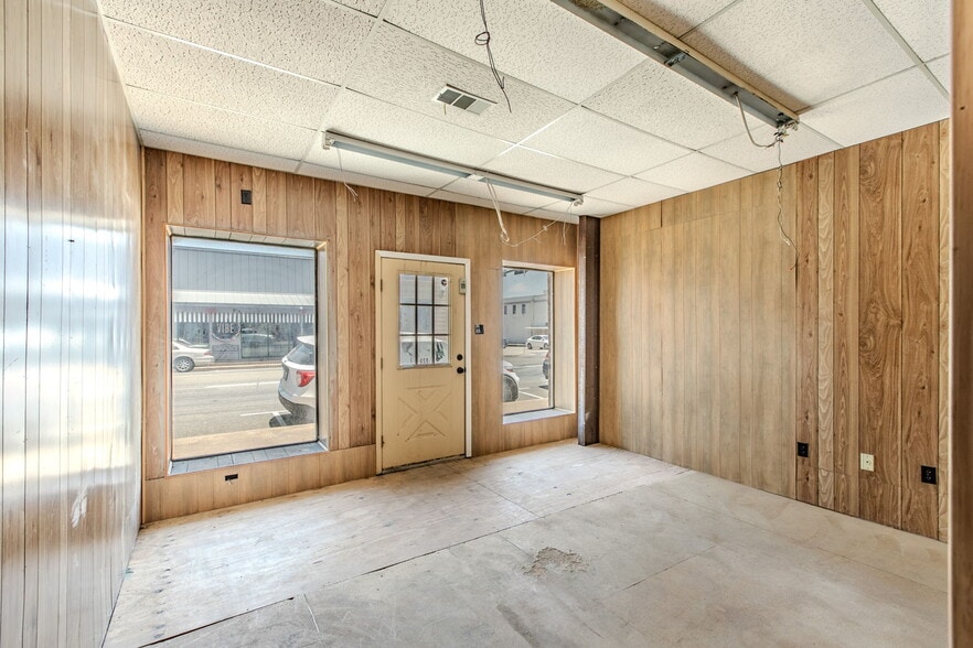 More Photos Of 221 S Main St, McGregor Storefront Retail Office For Sale