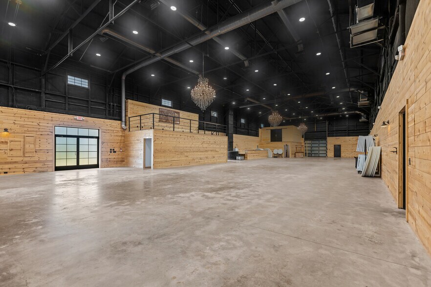 More Photos Of 151 5th St st, Honey Grove Flex For Sale