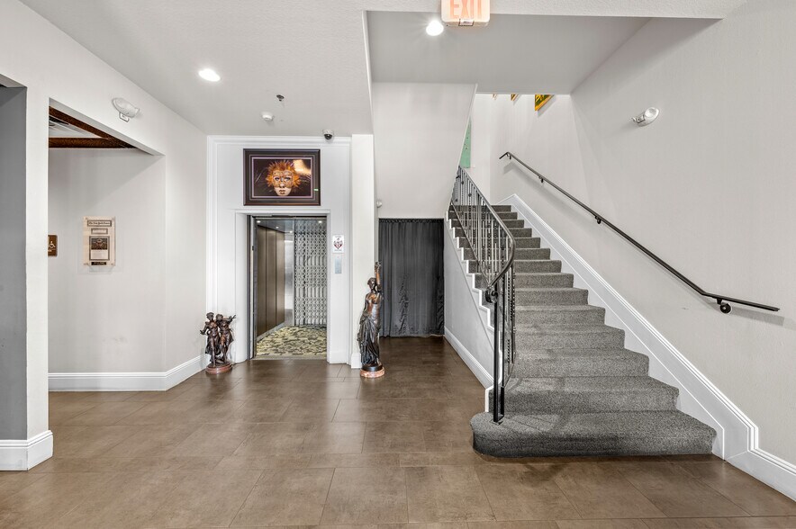 More Photos Of 655 2nd Ave S, Saint Petersburg Restaurant For Sale