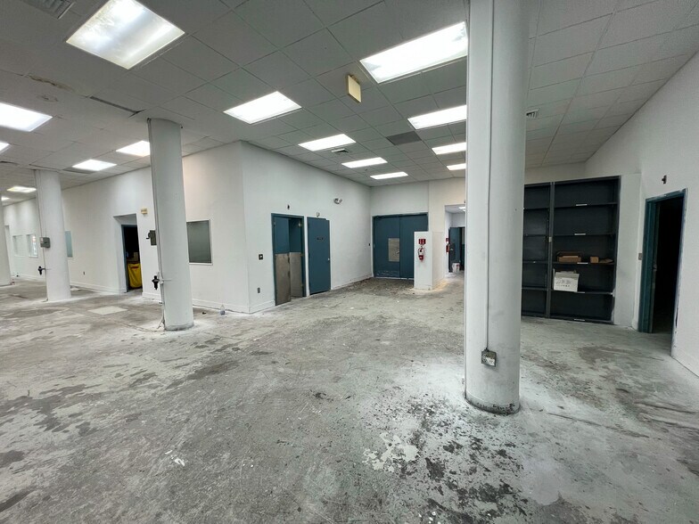 More Photos Of 2700 NW 36th St, Miami Office Residential For Lease