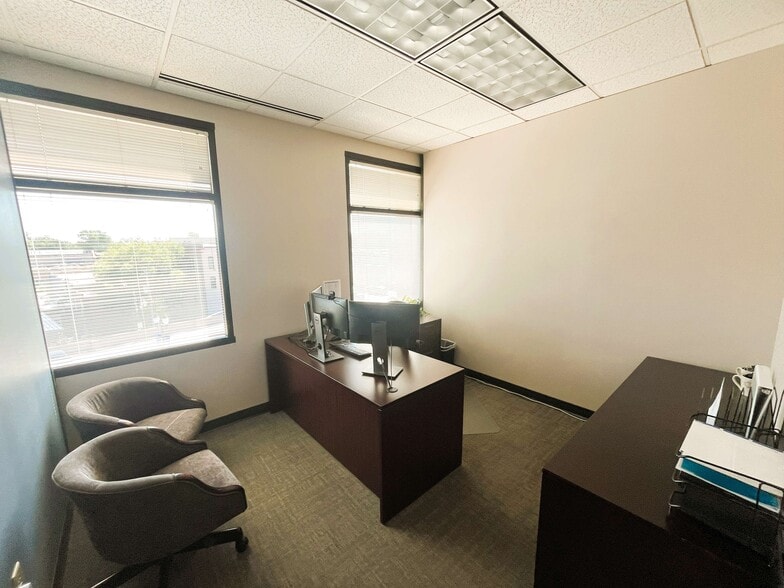 More Photos Of 20 Allen Ave, Webster Groves Office For Lease