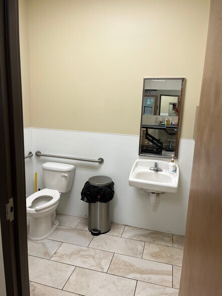 More Photos Of 1343 Lane Ave S, Jacksonville Veterinarian Kennel For Sale