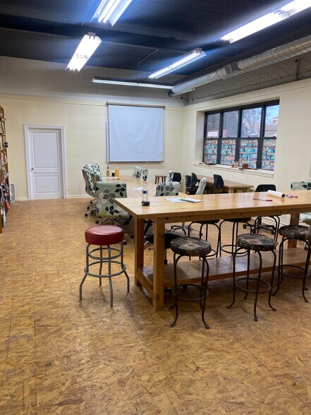 More Photos Of 5680 N Northwest Hwy, Chicago Manufacturing For Sale