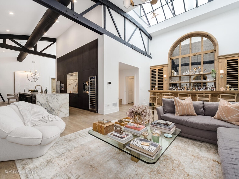 More Photos Of 2733 N Pulaski Rd, Chicago Showroom For Sale