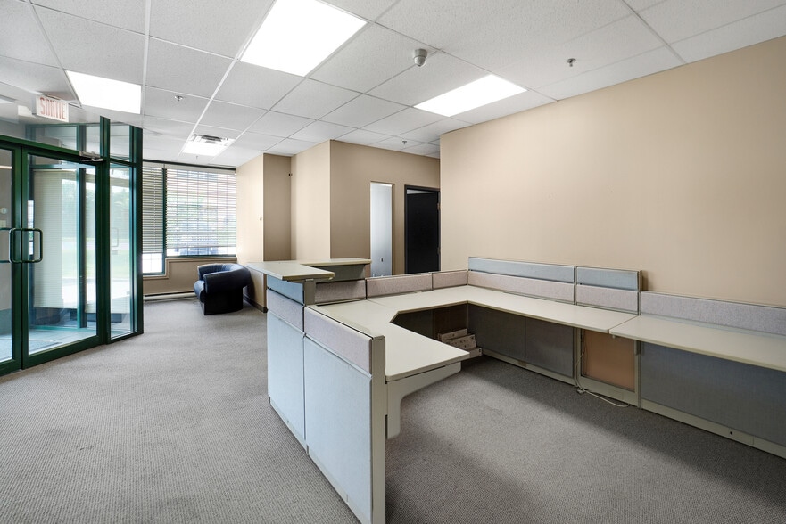 More Photos Of 115-117 Boul Brunswick, Pointe-claire Warehouse For Lease