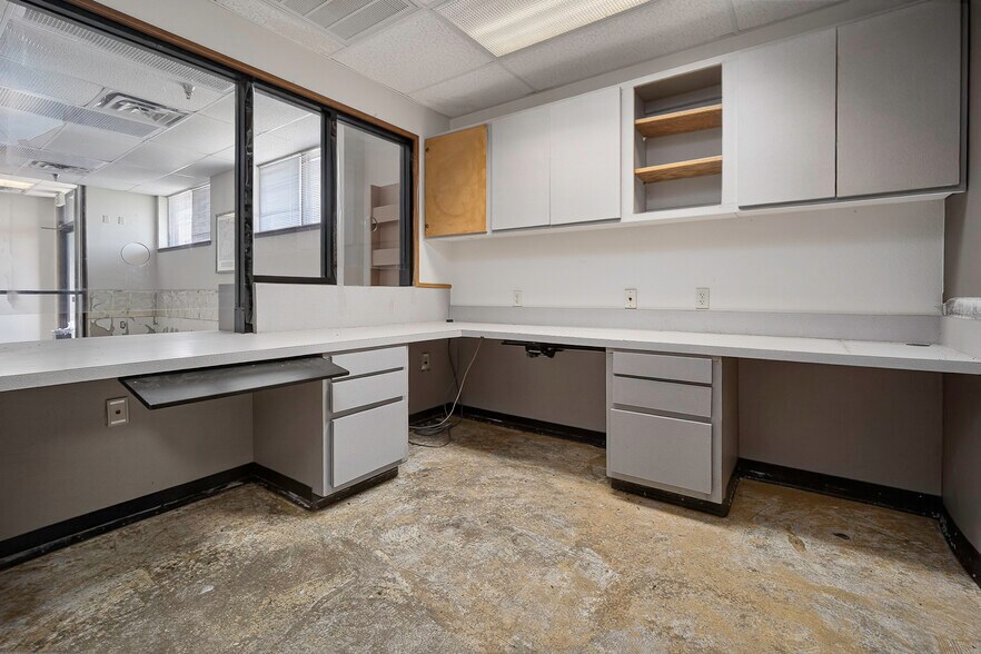 More Photos Of 1400 N Kennedy Ave, Shawnee Office For Sale