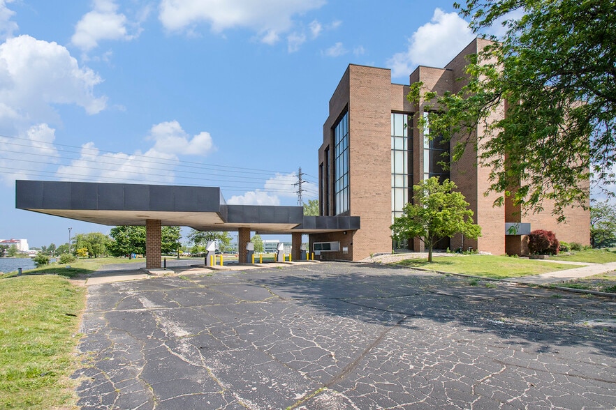 More Photos Of 400 Riverview Dr, Benton Harbor Office Residential For Sale