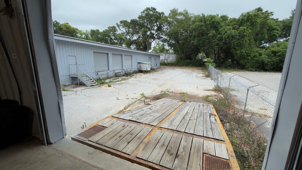 More Photos Of 2800 Delano St, Pensacola Warehouse For Lease
