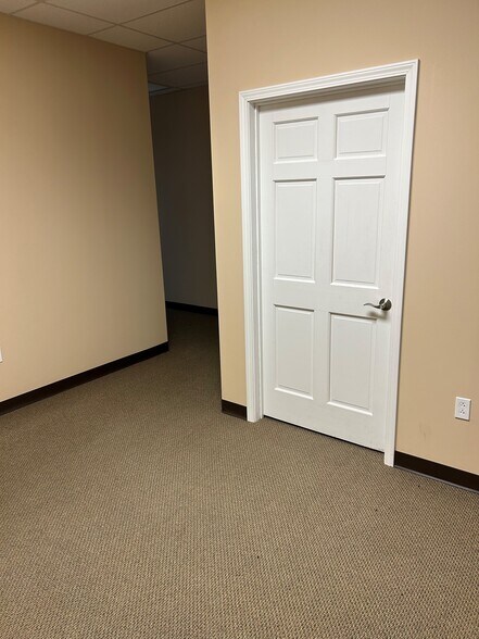 More Photos Of 2100 S Illinois St, Belleville Coworking Space