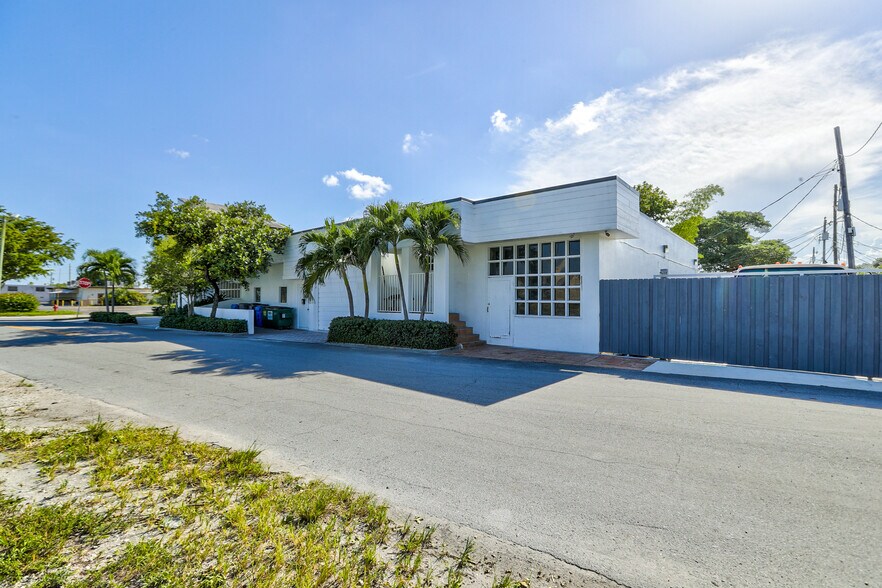 More Photos Of 2115-2145 SW 2nd Ave, Fort Lauderdale Showroom For Sale