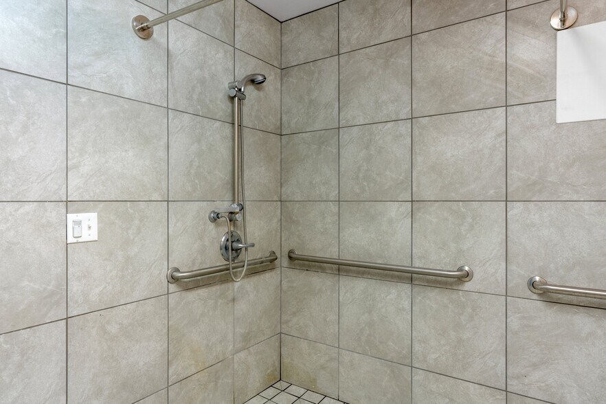 More Photos Of 2079 E 15th St, Los Angeles Flex For Lease