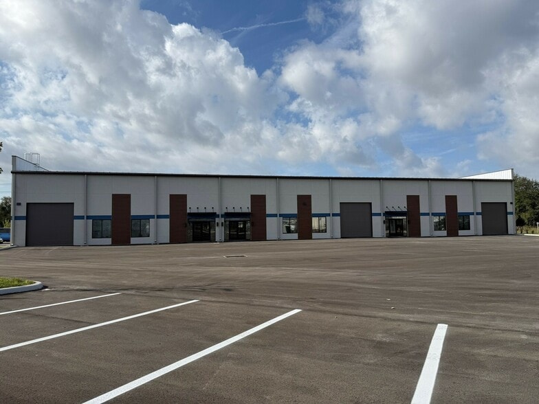 More Photos Of 1530 Kendrick Ln, Lakeland Warehouse For Sale