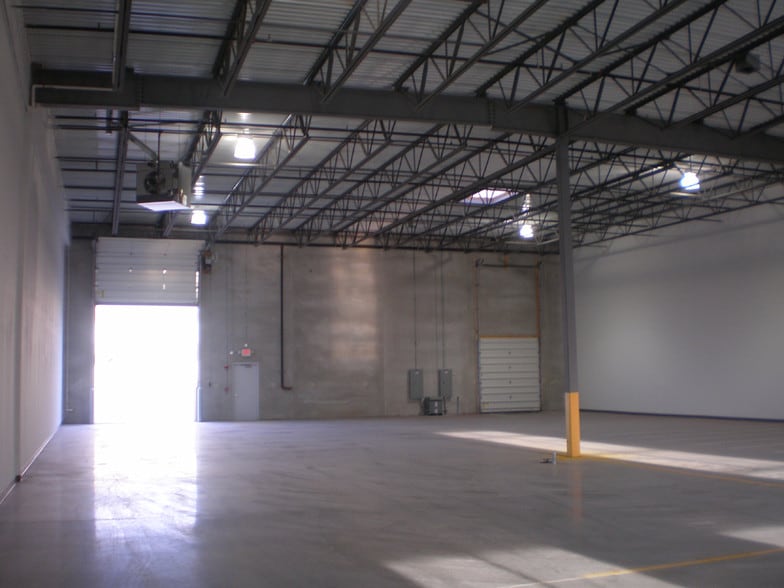 More Photos Of 140-148 S Pinnacle Dr, Romeoville Warehouse For Lease