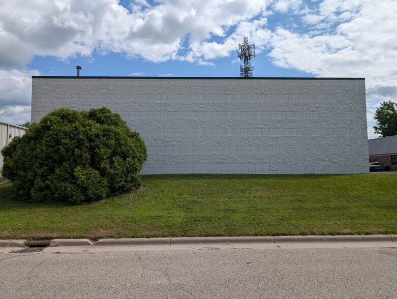 More Photos Of 2320 Cunningham St, La Crosse Warehouse For Sale
