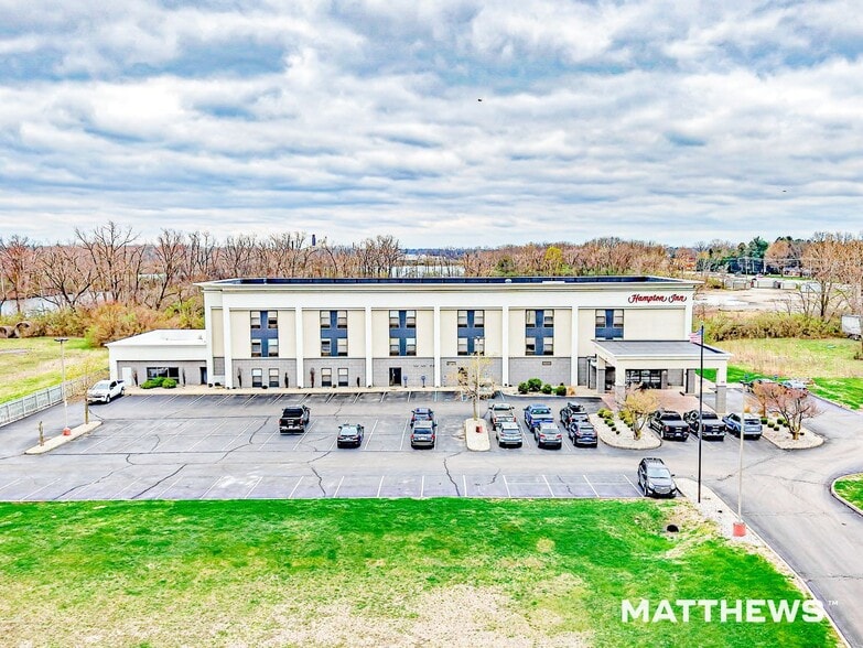 Primary Photo Of 59 E Rampart St, Shelbyville Hotel For Sale