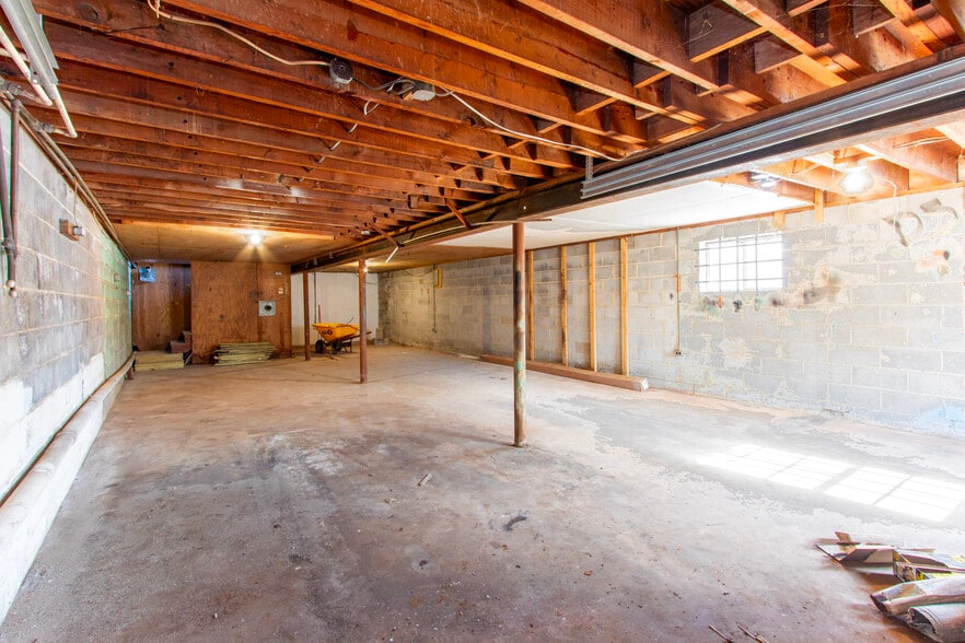 More Photos Of 1044 Baxter St, Athens Freestanding For Sale