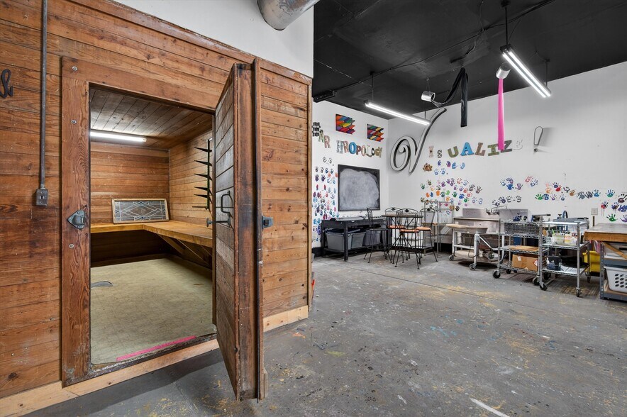 More Photos Of 205-207 E Houston St, Sherman Storefront Retail Residential For Sale