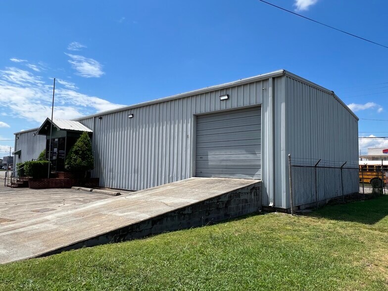 More Photos Of 2518 Memorial Pky SW, Huntsville Flex For Lease