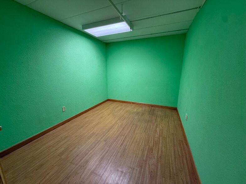 More Photos Of 1820-1828 SE Como Ave, Minneapolis Storefront Retail Residential For Lease