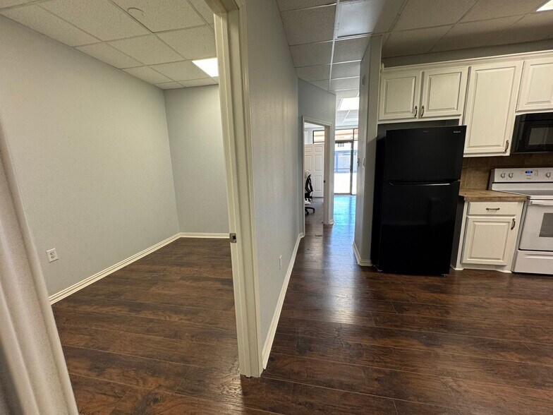 More Photos Of 115 Main st, Italy Office For Sale