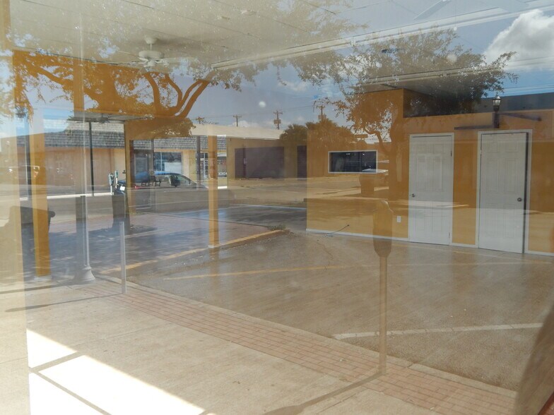 More Photos Of 320 S Broadway St, McAllen Department Store For Sale