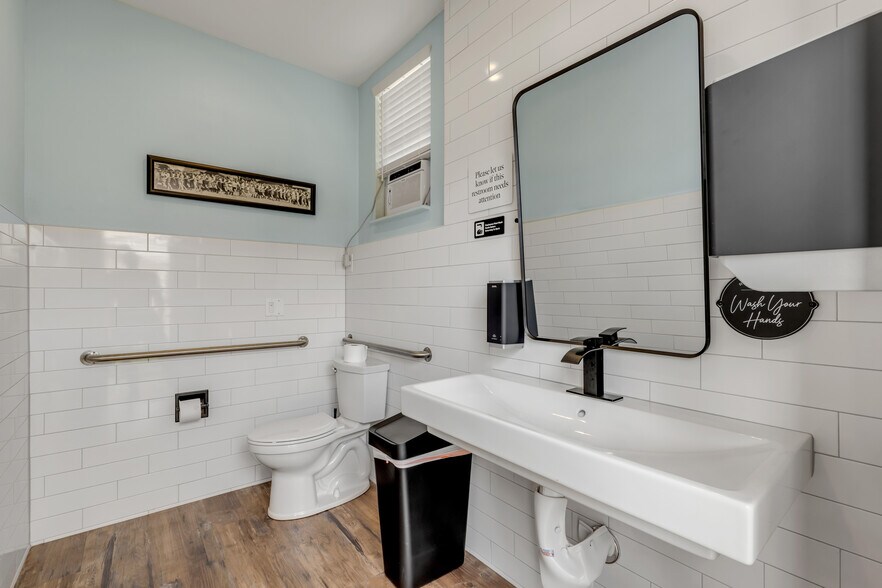 More Photos Of 218 N Orange St, New Smyrna Beach Freestanding For Sale