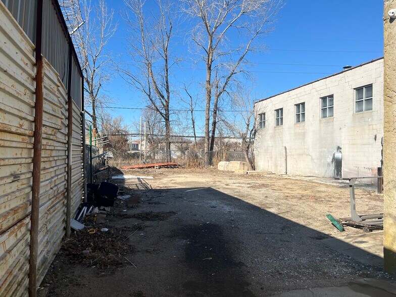 More Photos Of 4234 Industrial Pl, Island Park Manufacturing For Lease