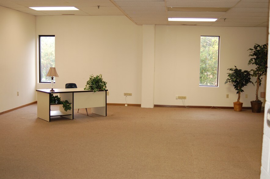 More Photos Of 400 N Schmidt Rd, Bolingbrook Office For Lease