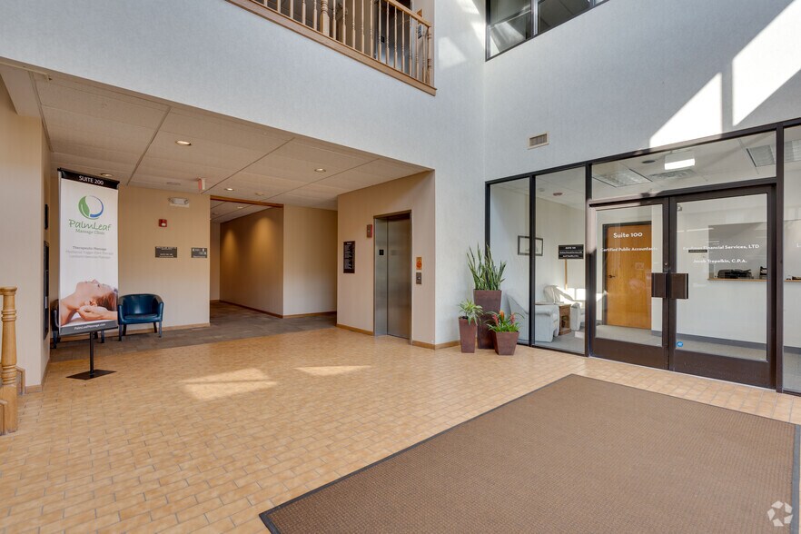 More Photos Of 355 W Dundee Rd, Buffalo Grove Medical For Lease