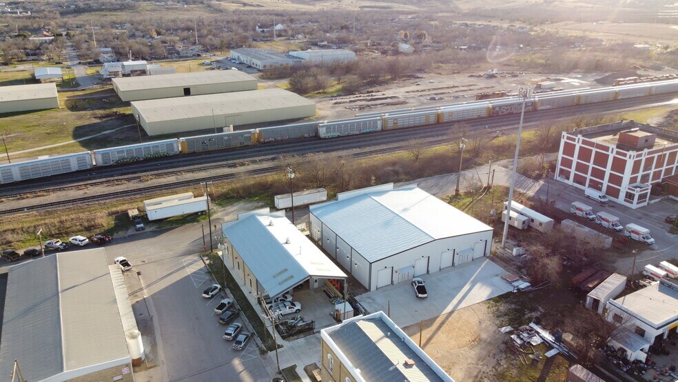 More Photos Of 202 W 1st St, Taylor Flex For Lease