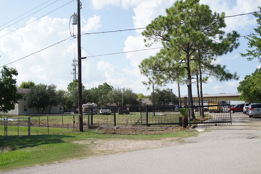 More Photos Of 2701 Charles Ln, Sugar Land Warehouse For Lease