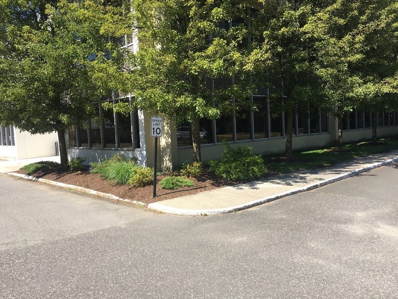 More Photos Of 76 Progress Dr, Stamford Research And Development For Lease