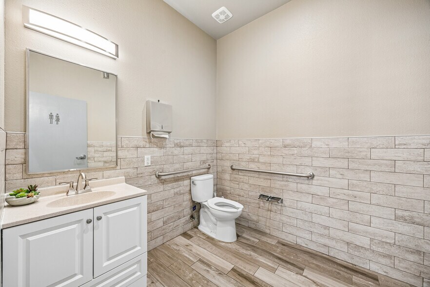 More Photos Of 118 Lynn Ave, Lewisville Office For Sale
