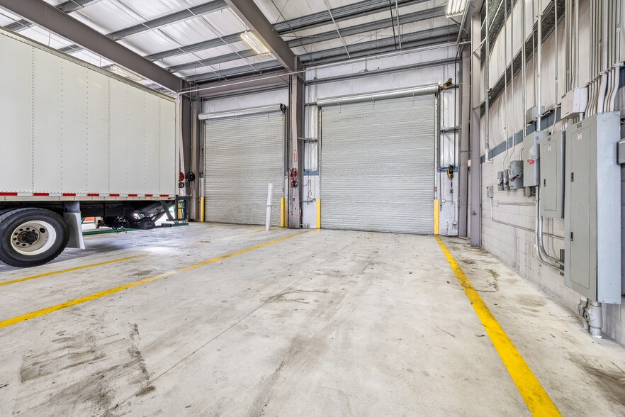 More Photos Of 9707 Bachman Rd, Orlando Warehouse For Lease