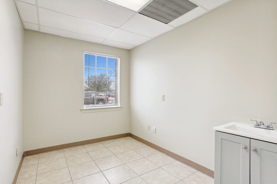 More Photos Of 4520 Wichers Dr, Marrero Medical For Lease